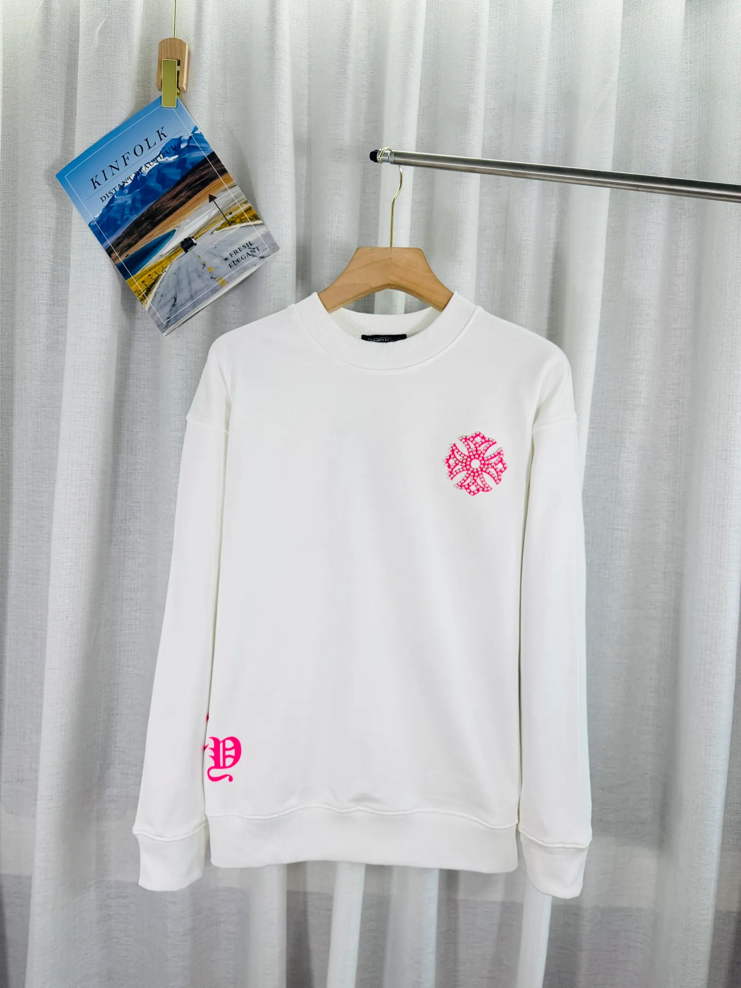 P260 top version, real shot without P, ​​different from market currency) 𝗖𝗵𝗿𝗼𝗺𝗲 𝗛𝗲𝗮𝗿𝘁𝘀/Cro Heart 2025 Reflective Embroidered Beads Compass Embroidered Autumn and Winter New Original Counter American Laser Burnt 3D Pearl Embroidered Couple Casual Sweater 👑The highest version! Customized fabric 420g tripe terry fabric! American acid-washed and distressed original fabric laser burnt ✟appliqué embroidery and exquisite embroidery of letters! The best-selling model in the counter, very comfortable to wear. Accessories: original molded and authenticated collar label➕100% silk wash label. Genuine purchase-grade original hangtag➕matching hanging rope➕3D hanging beads➕original packaging bag. Craftsmanship: The original version has consistent wiring! The highest version of the armhole matching technique! Color: Black White Size: S M L XL Style No.: 9319